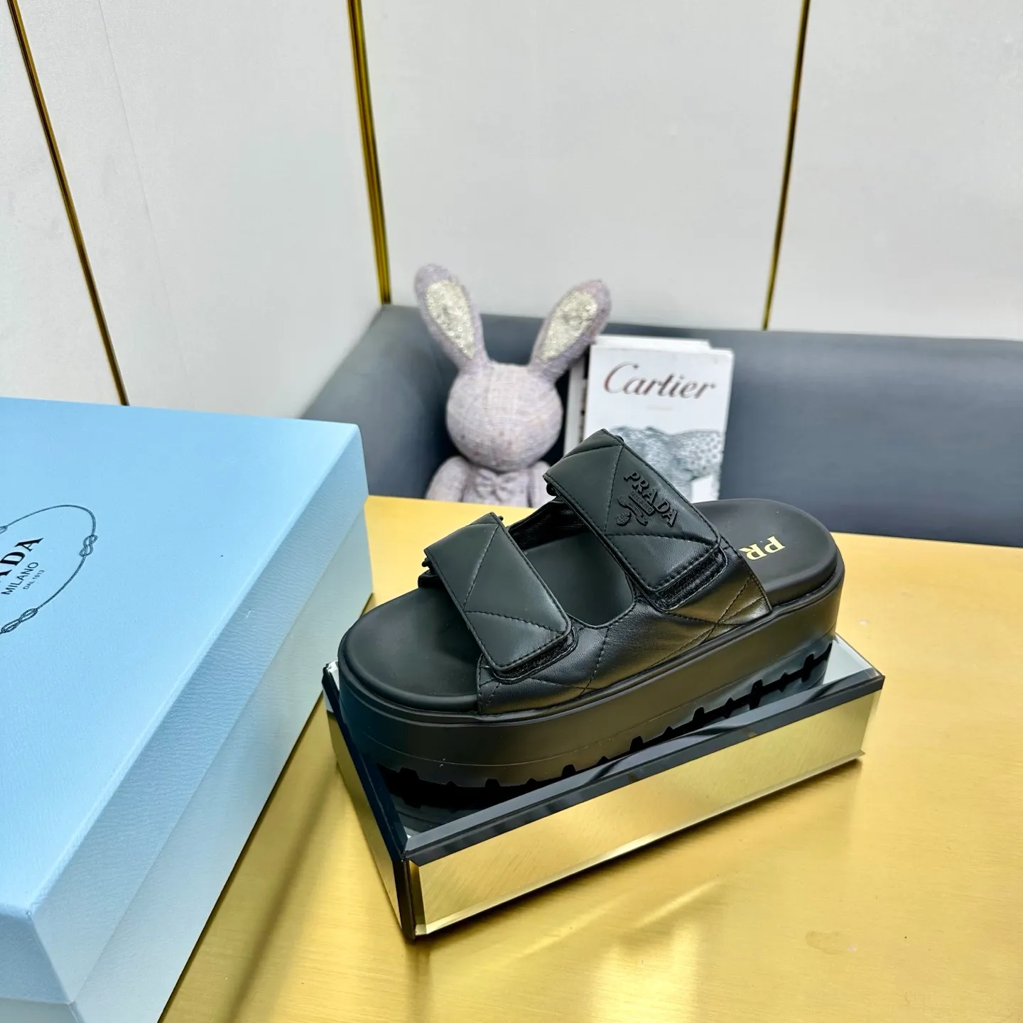 💕💕Factory direct selling price p480💕💕 The highest version of Prada's new thick-soled casual sneakers. This sneaker continues the timeless silhouette and is a new classic item. Crafted from leather to enhance style. The style is light, with a triangle buckle logo and a 5CM thick sole. It is suitable for all seasons and can be matched with all kinds of casual styles. In an era where various styles are full of attention, the most long-term companion and the one that captures people's hearts bit by bit is undoubtedly the white shoe. Fabric: Cowhide Lining: Sheepskin Outsole: Original rubber outsole Sole thickness: 5CM Size 35-41
